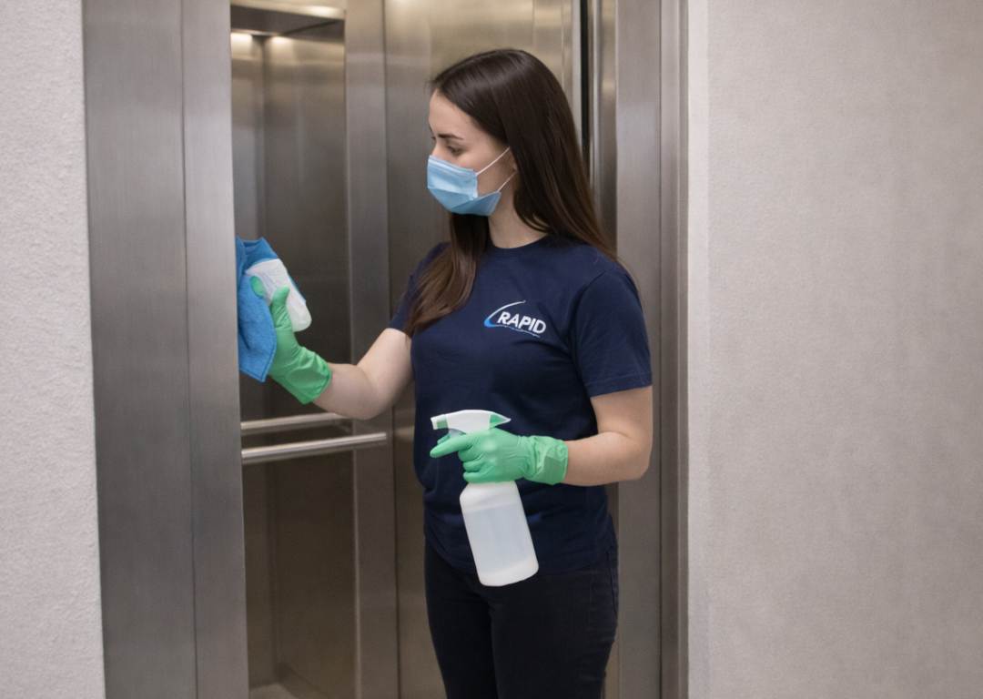 társasház takarítás során lift tisztítása Budapesten professzionális takarító csapattal